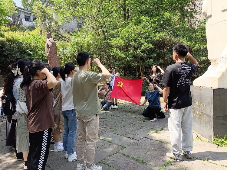 党员在江姐雕像前庄严宣誓.jpg